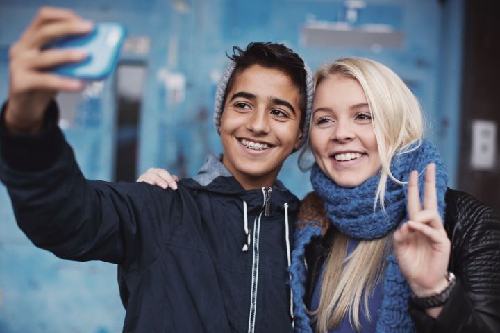 Yhteiskuntavastuu - Boy-and-girl- taking-a-selfie-720x480.jpg